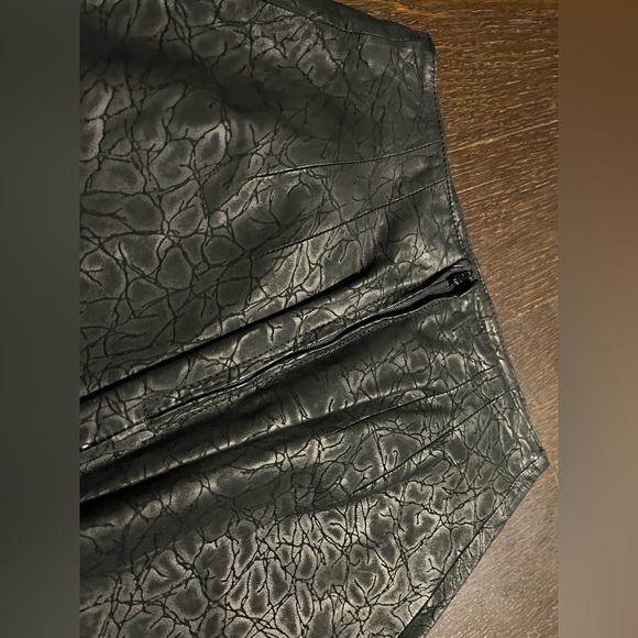 Vintage Designer Leather/ Snake Skin Print Black Midi Skirt Size 4 - Picture 8 of 10
